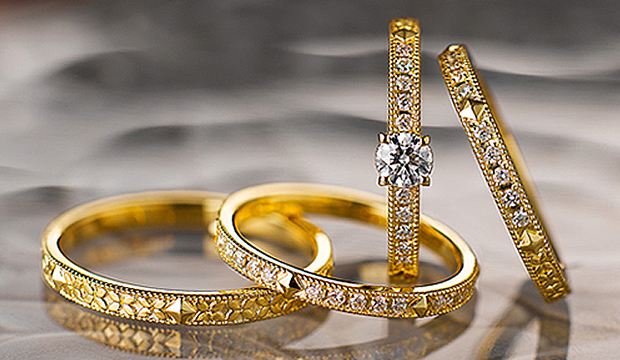 いつものファッションよりおしゃれにさせる結婚指輪・婚約指輪｜GRAVIE